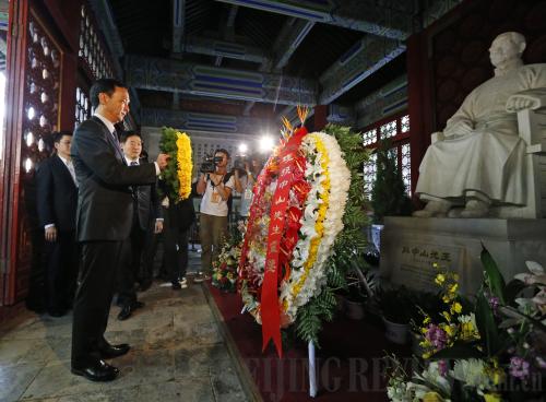 KMT Chairman Eric Chu pays a visit to the Dr. Sun Yat-sen Memorial Hall in Beijing on May 4. Sun is the founding father of the KMT (XINHUA) KMT Chairman Eric Chu pays a visit to the Dr. Sun Yat-sen Memorial Hall in Beijing on May 4. Sun is the founding father of the KMT (XINHUA)
