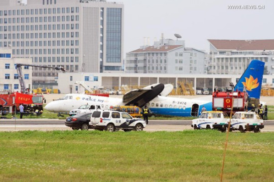 Photo taken on May 10, 2015 shows the accident scene where a plane skidded off the runway at Changle International Airport in Fuzhou, capital of southeast China's Fujian Province. A Joyair plane skidded off the runway while taxiing at Changle International Airport on Sunday, leaving five passengers slightly injured. (Xinhua/Jiang Kehong) Photo taken on May 10, 2015 shows the accident scene where a plane skidded off the runway at Changle International Airport in Fuzhou, capital of southeast China's Fujian Province. A Joyair plane skidded off the runway while taxiing at Changle International Airport on Sunday, leaving five passengers slightly injured. (Xinhua/Jiang Kehong)
