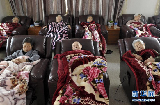 Senior citizens sleep at a daytime service center in Shanghai in April, 2012. (Photo: Xinhua/Niu Yixin) Senior citizens sleep at a daytime service center in Shanghai in April, 2012. (Photo: Xinhua/Niu Yixin)