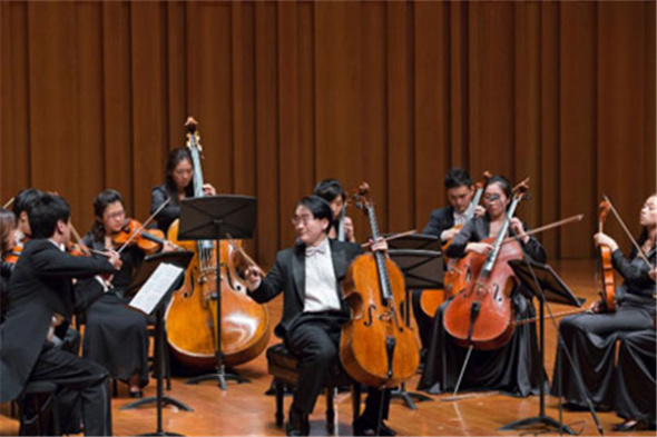 World renowned Chinese cellist Wang Jian gives a lecture to classical music apprentices and enthusiasts on Tuesday. (Photo/CNTV) World renowned Chinese cellist Wang Jian gives a lecture to classical music apprentices and enthusiasts on Tuesday. (Photo/CNTV)