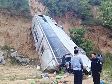 A bus carrying 46 people fell into a ravine some 30 meters deep. A bus carrying 46 people fell into a ravine some 30 meters deep.