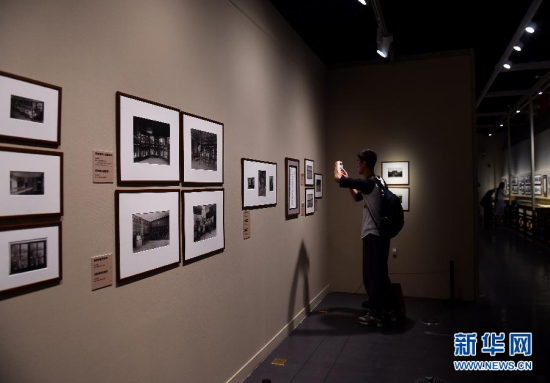 A visitor takes pictures of old photos on an exhibit held by the Palace Museum on May 17, 2015. (Photo: Xinhua/Jin Liangkuai) A visitor takes pictures of old photos on an exhibit held by the Palace Museum on May 17, 2015. (Photo: Xinhua/Jin Liangkuai)