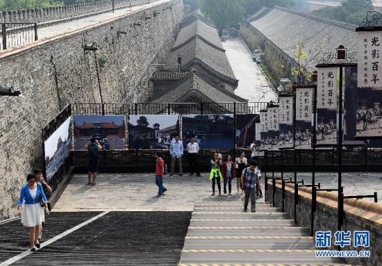 Visitors look at old photos on an exhibit held by the Palace Museum on May 17, 2015. (Photo: Xinhua/Jin Liangkuai) Visitors look at old photos on an exhibit held by the Palace Museum on May 17, 2015. (Photo: Xinhua/Jin Liangkuai)