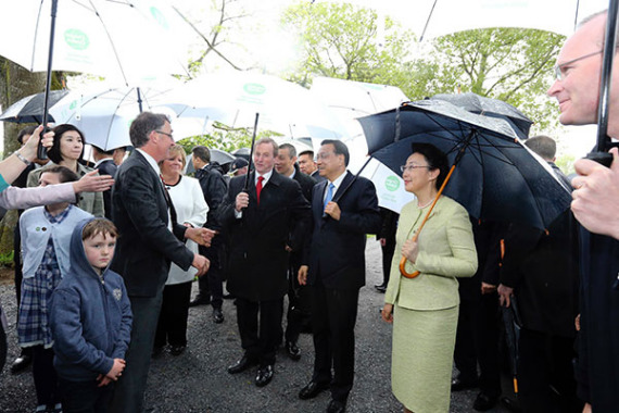 Premier Li Keqiang and his wife Cheng Hong visited Garvey Farm in Shannon with Irish Prime Minister Enda Kenny and his wife on May 17 local time. (Photo/Xinhua) Premier Li Keqiang and his wife Cheng Hong visited Garvey Farm in Shannon with Irish Prime Minister Enda Kenny and his wife on May 17 local time. (Photo/Xinhua)