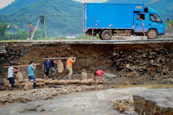Residents repair a road damaged by flooding in Sanfang, a township in Liuzhou, Guangxi Zhuang autonomous region, on Saturday after the region was hit by heavy rain. Provided to China Daily Residents repair a road damaged by flooding in Sanfang, a township in Liuzhou, Guangxi Zhuang autonomous region, on Saturday after the region was hit by heavy rain. Provided to China Daily