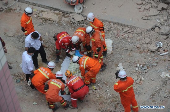 Rescuers transfer a victim's body in Guiyang, capital of southwest China's Guizhou Province, May 21, 2015. Five bodies were found in the rubble of a collapsed building in central Guiyang Thursday. The accident happened on Wednesday, when the nine-story building with 114 residents living in it fell down. (Xinhua/Ou Dongqu) Rescuers transfer a victim's body in Guiyang, capital of southwest China's Guizhou Province, May 21, 2015. Five bodies were found in the rubble of a collapsed building in central Guiyang Thursday. The accident happened on Wednesday, when the nine-story building with 114 residents living in it fell down. (Xinhua/Ou Dongqu)