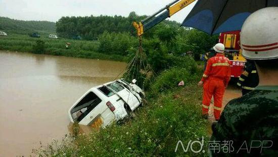 A kindergarten bus fell into a pond on May 22 in south China's Guangxi Zhuang Autonomous Region.(Photo/www.oeeee.com) A kindergarten bus fell into a pond on May 22 in south China's Guangxi Zhuang Autonomous Region.(Photo/www.oeeee.com)