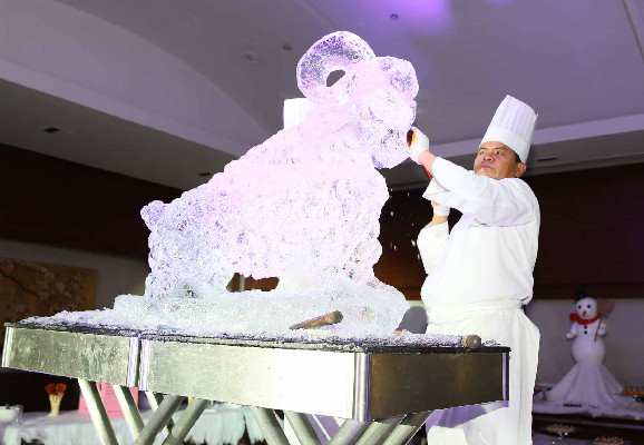 Ice artists is creating his work Sheep Live. Ice artists is creating his work Sheep Live.