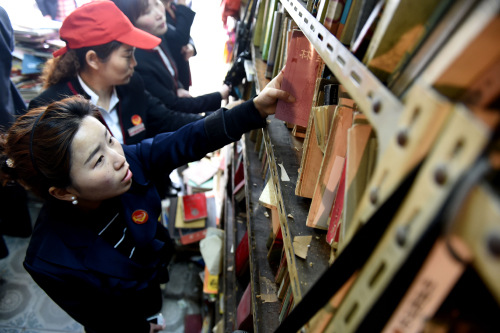Readers browse through books in Zengzhi Bookstore in Hefei, Anhui Province, on April 13 (XINHUA) Readers browse through books in Zengzhi Bookstore in Hefei, Anhui Province, on April 13 (XINHUA)