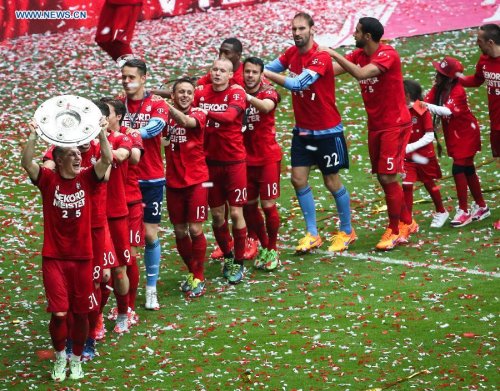 Bayern Munich's players celebrate with the trophy after the German first division Bundesliga football match between Bayern Munich and Mainz in Munich, Germany, on May. 23, 2015. Bayern Munich won 2-0 and claimed their 25th Bundesliga title. (Xinhua/Philippe Ruiz) Bayern Munich's players celebrate with the trophy after the German first division Bundesliga football match between Bayern Munich and Mainz in Munich, Germany, on May. 23, 2015. Bayern Munich won 2-0 and claimed their 25th Bundesliga title. (Xinhua/Philippe Ruiz)