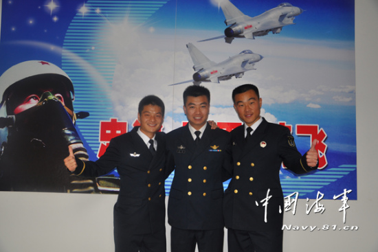 Jiang Tao, centre, with two other pilots. (Photo/navy.81.cn) Jiang Tao, centre, with two other pilots. (Photo/navy.81.cn)