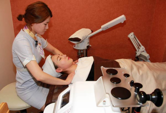 A patient about to undergo plastic surgery in Seoul, South Korea. (Photo/Xinhua) A patient about to undergo plastic surgery in Seoul, South Korea. (Photo/Xinhua)