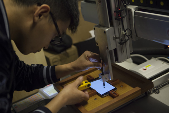 A young maker tests the sensitivity of a smartphone screen with a self-developed robot arm in Shenzhen. The city has become an innovation hub and enticed a special breed of talent with big ideas to match. (Photo/China Daily) A young maker tests the sensitivity of a smartphone screen with a self-developed robot arm in Shenzhen. The city has become an innovation hub and enticed a special breed of talent with big ideas to match. (Photo/China Daily)