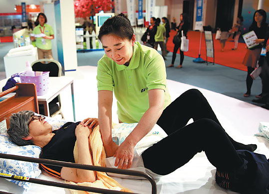 A nursing worker attending the fourth China International Senior Services Expo in Beijing on May 6 shows how she cares for the elderly. (Photo: Pan Xu/Xinhua) A nursing worker attending the fourth China International Senior Services Expo in Beijing on May 6 shows how she cares for the elderly. (Photo: Pan Xu/Xinhua)