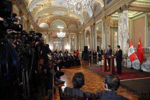 Chinese Premier Li Keqiang attends a welcoming ceremony held by Peruvian President Ollanta Humala in Lima, capital of Peru, on May 22 (XINHUA) Chinese Premier Li Keqiang attends a welcoming ceremony held by Peruvian President Ollanta Humala in Lima, capital of Peru, on May 22 (XINHUA)