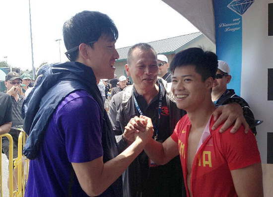 Liu Xiang (L) congratulate Su Bingtian after the race. Su has come in third with a run of 9.99 seconds in the men's 100 meters at a Diamond League event in the United States. The 24-year-old is now the first from Asia to break the 10 second barrier in the 100-meters.(Photo/Xinhua) Liu Xiang (L) congratulate Su Bingtian after the race. Su has come in third with a run of 9.99 seconds in the men's 100 meters at a Diamond League event in the United States. The 24-year-old is now the first from Asia to break the 10 second barrier in the 100-meters.(Photo/Xinhua)