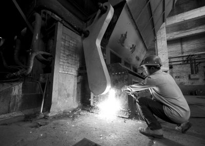 Workers dismantle the largest coal-fired boiler house in urban Beijing on June 2, 2015. (Photo/the Beijing Times) Workers dismantle the largest coal-fired boiler house in urban Beijing on June 2, 2015. (Photo/the Beijing Times)