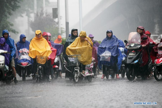 Residents wait for traffic lights in rain at a crossing in Nanjing, capital of east China's Jiangsu Province, June 2, 2015. (Photo: Xinhua/Yan Minhang) Residents wait for traffic lights in rain at a crossing in Nanjing, capital of east China's Jiangsu Province, June 2, 2015. (Photo: Xinhua/Yan Minhang)