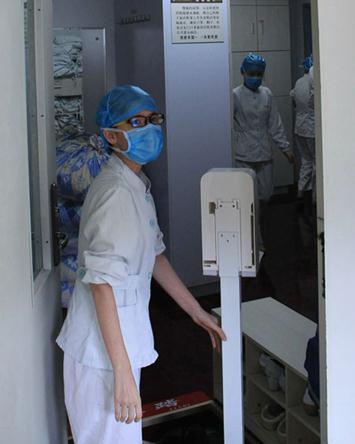 A medical worker transports a device on Thursday at a hospital where a South Korean patient with Middle East respiratory syndrome is quarantined and being treated in Huizhou, Guangdong province. (CHina Daily/Zou Zhongpin) A medical worker transports a device on Thursday at a hospital where a South Korean patient with Middle East respiratory syndrome is quarantined and being treated in Huizhou, Guangdong province. (CHina Daily/Zou Zhongpin)