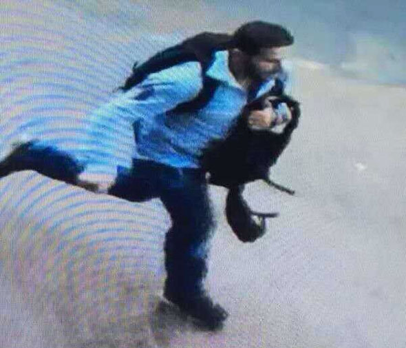 The robbery suspect is captured by a supermarket's surveillance video at Burj Khalifa in Dubai, United Arab Emirates (UAE) on June 4, 2015. (Photo/dibaichina.com) The robbery suspect is captured by a supermarket's surveillance video at Burj Khalifa in Dubai, United Arab Emirates (UAE) on June 4, 2015. (Photo/dibaichina.com)