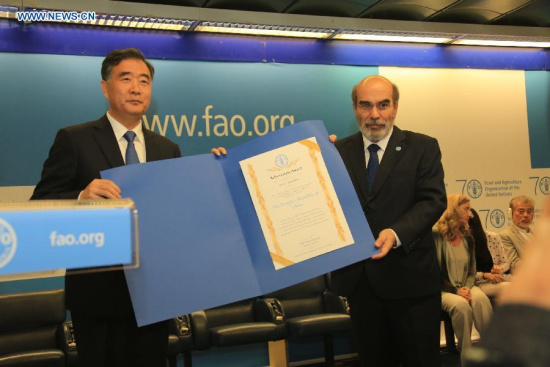 FAO Director-General Jose Graziano Da Silva (R) hands the award diploma to Vice Premier of China Wang Yang at the FAO headquarters in Rome, Italy, June 7, 2015. FAO Director-General Jose Graziano Da Silva (R) hands the award diploma to Vice Premier of China Wang Yang at the FAO headquarters in Rome, Italy, June 7, 2015.