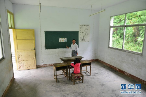 Xie Shikui teaches his only student, Liu Xinyi, a six-year-old girl, in Dalongtan village in Enshi, Central China’s Hubei province on September 1, 2014. Located in the mountain area of the province’s Enshi Tujia and Miao autonomous prefecture, the school has only one teacher and one student. (Photo/ Xinhua) Xie Shikui teaches his only student, Liu Xinyi, a six-year-old girl, in Dalongtan village in Enshi, Central China’s Hubei province on September 1, 2014. Located in the mountain area of the province’s Enshi Tujia and Miao autonomous prefecture, the school has only one teacher and one student. (Photo/ Xinhua)