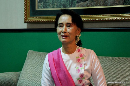Photo taken on June 10, 2015 shows Myanmar's National League for Democracy (NLD) chairperson Aung San Suu Kyi at Yangon International Airport in Yangon, Myanmar. Aung San Suu Kyi left here on Wednesday for her first visit to China aimed at enhancing mutual understanding and promoting cooperation and friendly relations between the two neighbors. (Photo: Xinhua/Zhang Yunfei) Photo taken on June 10, 2015 shows Myanmar's National League for Democracy (NLD) chairperson Aung San Suu Kyi at Yangon International Airport in Yangon, Myanmar. Aung San Suu Kyi left here on Wednesday for her first visit to China aimed at enhancing mutual understanding and promoting cooperation and friendly relations between the two neighbors. (Photo: Xinhua/Zhang Yunfei)