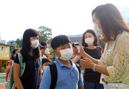 A teacher checks the body temperature of students in an elementary school in Seoul, South Korea, on June 11, 2015. A total of 2,431 schools in South Korea have closed due to the outbreak of Middle East Respiratory Syndrome (MERS). (Xinhua/Yao Qilin) A teacher checks the body temperature of students in an elementary school in Seoul, South Korea, on June 11, 2015. A total of 2,431 schools in South Korea have closed due to the outbreak of Middle East Respiratory Syndrome (MERS). (Xinhua/Yao Qilin)
