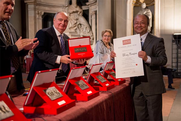 Chinese artist Wang Hongjian (right) collects his Erato award at the 50th edition of International Muse Award on June 13 in Florence, Italy. Photo provided to chinadaily.com.cn Chinese artist Wang Hongjian (right) collects his Erato award at the 50th edition of International Muse Award on June 13 in Florence, Italy. Photo provided to chinadaily.com.cn