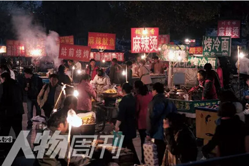 Snack stalls gather around the Tiantongyuan community. (Photo/Southern People's Weekly) Snack stalls gather around the Tiantongyuan community. (Photo/Southern People's Weekly)