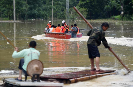 Rescuers help evacuate local residents in Deli Village of Dahua Yao Autonomous County, south China's Guangxi Zhuang Autonomous Region, June 14, 2015. (Photo: Xinhua/Huang Xiaobang) Rescuers help evacuate local residents in Deli Village of Dahua Yao Autonomous County, south China's Guangxi Zhuang Autonomous Region, June 14, 2015. (Photo: Xinhua/Huang Xiaobang)