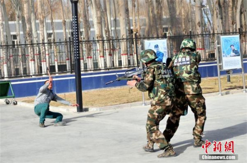 Police attending an anti-terror drill aim at a suspect at a border police station Xinjiang in this April, 2014 file photo. (Photo/Chinanews.com) Police attending an anti-terror drill aim at a suspect at a border police station Xinjiang in this April, 2014 file photo. (Photo/Chinanews.com)