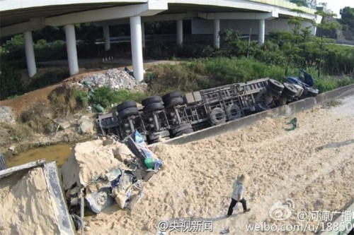 An unknown number of vehicles fell off an exit ramp of a highway when it collapsed in south China's Guangzhou City on June 19. (Photo/Shanghai Daily) An unknown number of vehicles fell off an exit ramp of a highway when it collapsed in south China's Guangzhou City on June 19. (Photo/Shanghai Daily)