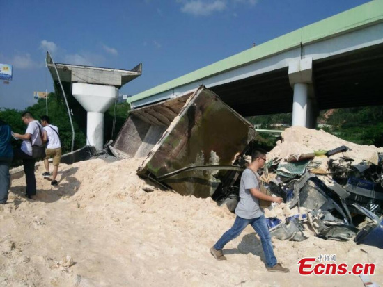 Vehicles fell off an exit ramp of a highway in south China's Guangzhou City on June 19, leaving one person dead and four others injured, local authorities said. The accident happened around 3 am on Friday. (Photo: China News Service/Song Xiujie) Vehicles fell off an exit ramp of a highway in south China's Guangzhou City on June 19, leaving one person dead and four others injured, local authorities said. The accident happened around 3 am on Friday. (Photo: China News Service/Song Xiujie)