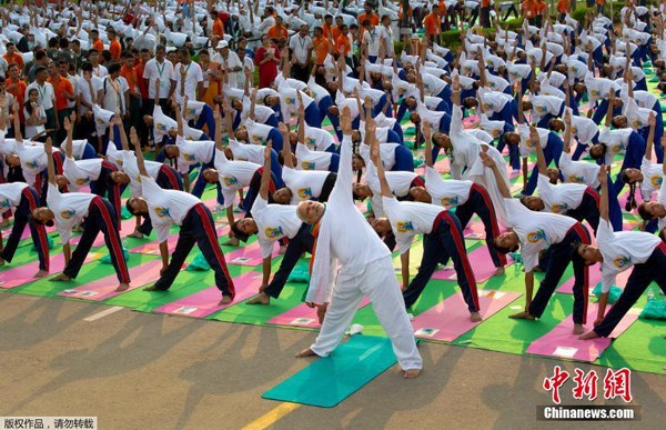 Indian Prime Minister Narendra Modi performs yoga along with thousands of people in New Delhi, India, June 21, 2015. Millions of yoga enthusiasts around the world participated in a mass yoga exercise to mark International Yoga Day. (Photo/Agencies) Indian Prime Minister Narendra Modi performs yoga along with thousands of people in New Delhi, India, June 21, 2015. Millions of yoga enthusiasts around the world participated in a mass yoga exercise to mark International Yoga Day. (Photo/Agencies)