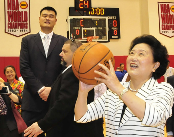 Vice-Premier Liu Yandong shoots for the hoop atNBAbasketball team Houston Rockets' home court Toyota Center watched by former Rockets starYao Ming. A group of Chinese student athletes from Tsinghua High School are working on a basketball training program with the Rockets. Liu will attend the 7th China-US Strategic and Economic Dialogue in Washington on Tuesday. (Photo: Xinhua/Zhang Yongxing) Vice-Premier Liu Yandong shoots for the hoop atNBAbasketball team Houston Rockets' home court Toyota Center watched by former Rockets starYao Ming. A group of Chinese student athletes from Tsinghua High School are working on a basketball training program with the Rockets. Liu will attend the 7th China-US Strategic and Economic Dialogue in Washington on Tuesday. (Photo: Xinhua/Zhang Yongxing)