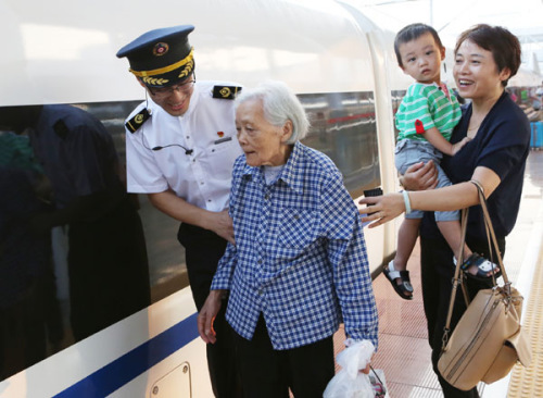 Passengers in Nanning taking a high-speed train for Beijing when the railway opened in September. (Chen Fuping/for China Daily) Passengers in Nanning taking a high-speed train for Beijing when the railway opened in September. (Chen Fuping/for China Daily)