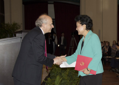 Rice University President David Leebron (left) welcomes Chinese Vice-Premier Liu Yandong to make the keynote address to the US-China University Presidents Roundtable at Rice University in Houston on Monday. (China Daily/May Zhou) Rice University President David Leebron (left) welcomes Chinese Vice-Premier Liu Yandong to make the keynote address to the US-China University Presidents Roundtable at Rice University in Houston on Monday. (China Daily/May Zhou)