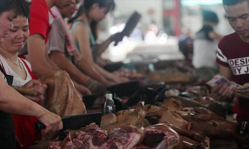 Vendors in Yulin, Guangxi Zhuang Autonomous Region cut dog meat for sale on Monday. (Photo: Cui Meng/GT) Vendors in Yulin, Guangxi Zhuang Autonomous Region cut dog meat for sale on Monday. (Photo: Cui Meng/GT)