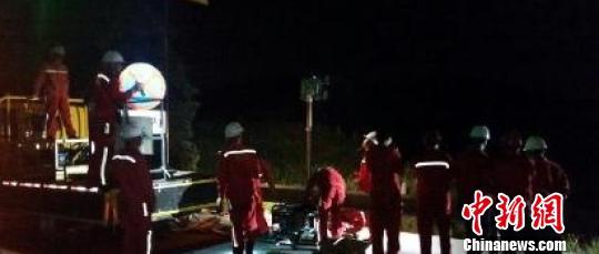 Workers operate through the night to seal off the gas leak. (Photo/Chinanews.com) Workers operate through the night to seal off the gas leak. (Photo/Chinanews.com)
