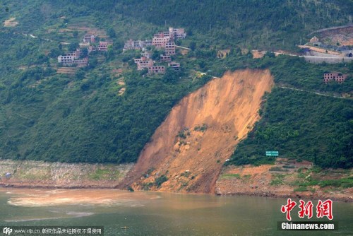 A landslide occurrs on the northern bank of the Daning River, a tributary of the Yangtze River, in Wushan County on June 24. (Photo/CFP) A landslide occurrs on the northern bank of the Daning River, a tributary of the Yangtze River, in Wushan County on June 24. (Photo/CFP)