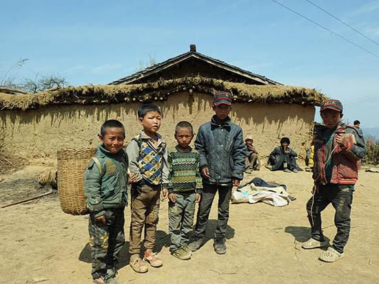 Children pose for a photo in a poor vilalge of Sichan province. (Photo/Xinhua) Children pose for a photo in a poor vilalge of Sichan province. (Photo/Xinhua)