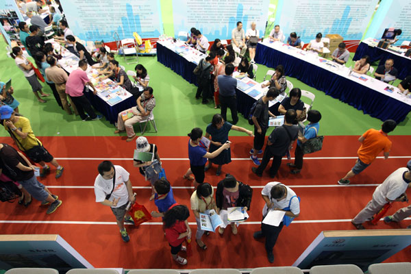 Fresh from the gaokao, the national college entrance exam, students in Beijing attend an advisory event at Beijing Union University on Monday before they make decisions about where to submit their university applications. WANG ZHUANGFEI/CHINA DAILY Fresh from the gaokao, the national college entrance exam, students in Beijing attend an advisory event at Beijing Union University on Monday before they make decisions about where to submit their university applications. WANG ZHUANGFEI/CHINA DAILY