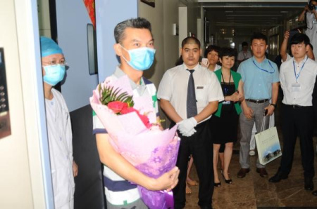 A South Korean man who has recovered from the Middle East Respiratory Syndrome leaves a hospital in Huizhou, south China's Guangdong province on Friday, June 26, 2015. (Photo/www.thepaper.cn) A South Korean man who has recovered from the Middle East Respiratory Syndrome leaves a hospital in Huizhou, south China's Guangdong province on Friday, June 26, 2015. (Photo/www.thepaper.cn)