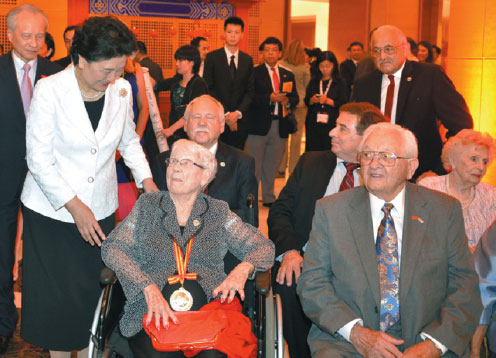Vice-Premier Liu Yandongmeets Flying Tigers pilots and their families inWashington on Thursday. (Wang Lei/Xinhua)