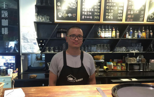 Shen Mengmin serves at Cheku Cafe on Wednesday, while its waiters and workers were out for a trip. Having been immersed at Cheku for two years, he has become friends with the staff. (Photo provided to chinadaily.com.cn) Shen Mengmin serves at Cheku Cafe on Wednesday, while its waiters and workers were out for a trip. Having been immersed at Cheku for two years, he has become friends with the staff. (Photo provided to chinadaily.com.cn)
