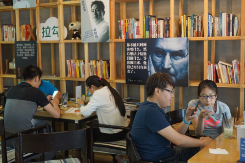 Posters of famous worldwide entrepreneurs, including former Apple CEO Steve Jobs and Robin Li, board chairman and CEO of Baidu.Inc, grace the walls at 3W Coffee. (Photo by Ma Danning/chinadaily.com.cn) Posters of famous worldwide entrepreneurs, including former Apple CEO Steve Jobs and Robin Li, board chairman and CEO of Baidu.Inc, grace the walls at 3W Coffee. (Photo by Ma Danning/chinadaily.com.cn)