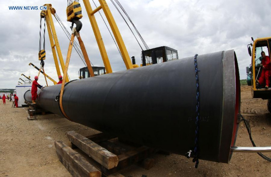 Workers try to lay a natural gas pipeline for the Chinese section of the China-Russia East Route natural gas pipeline in Heihe, northeast China's Heilongjiang Province, June 29, 2015. The 3,968-kilometer China-Russia East Route natural gas pipeline, which extends from gas fields in Russia's Far East to east China's Shanghai, started construction on Monday. It is designed to transport 38 billion cubic meters of natural gas from Russia to China every year. (Photo: Xinhua/Song Fulai) Workers try to lay a natural gas pipeline for the Chinese section of the China-Russia East Route natural gas pipeline in Heihe, northeast China's Heilongjiang Province, June 29, 2015. The 3,968-kilometer China-Russia East Route natural gas pipeline, which extends from gas fields in Russia's Far East to east China's Shanghai, started construction on Monday. It is designed to transport 38 billion cubic meters of natural gas from Russia to China every year. (Photo: Xinhua/Song Fulai)