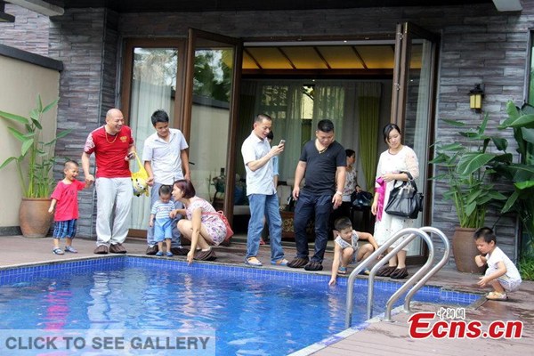 Children and their parents play in a luxury villa in Qingyuan, South China's Guangdong province on May 31, 2015. (Photo/CFP)