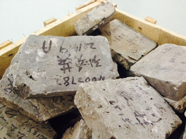 The old bricks with collectors' names. (Photo: ECNS/Qian Ruisha) The old bricks with collectors' names. (Photo: ECNS/Qian Ruisha)